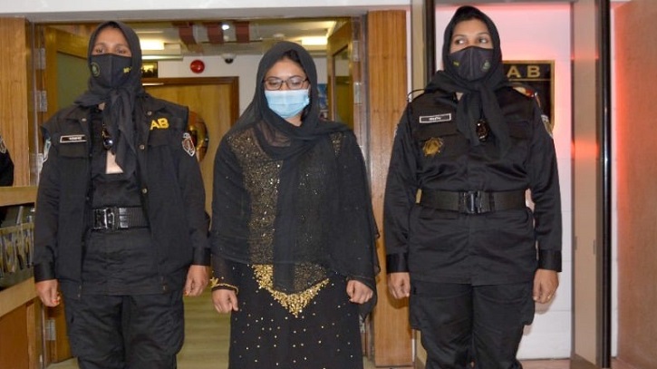 যেভাবে ১২০০ যুবকের সংগে প্রতারণা করেছেন এই তরুণী যেভাবে ১২০০ যুবকের সংগে প্রতারণা করেছেন এই তরুণী