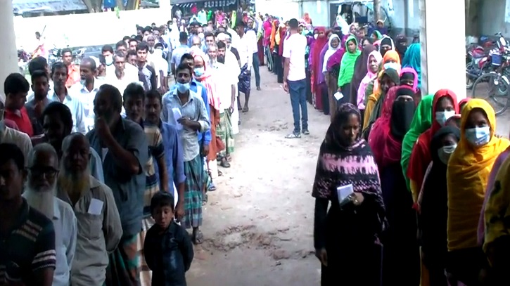 নাটোরে দ্বিতীয় দফা গণটিকাদান কার্যক্রমে উপচেপড়া ভীড় নাটোরে দ্বিতীয় দফা গণটিকাদান কার্যক্রমে উপচেপড়া ভীড়