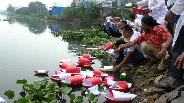 নদীতে কাগজের নৌকা ভাসিয়ে ভিন্নরকম প্রতিবাদ