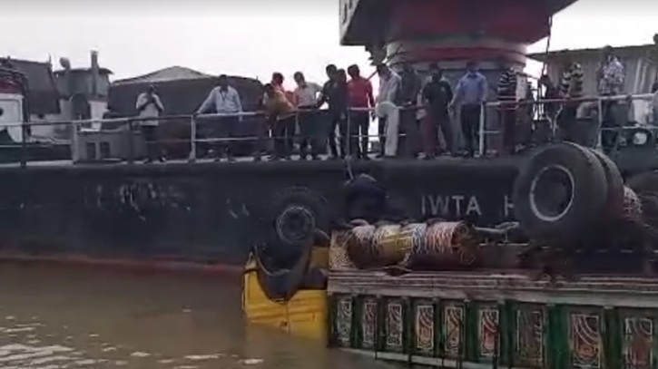 মাঝ-নদীতে ফেরিতে পানি উঠতে দেখে চেঁচামেচি শুরু করেন যাত্রীরা মাঝ-নদীতে ফেরিতে পানি উঠতে দেখে চেঁচামেচি শুরু করেন যাত্রীরা