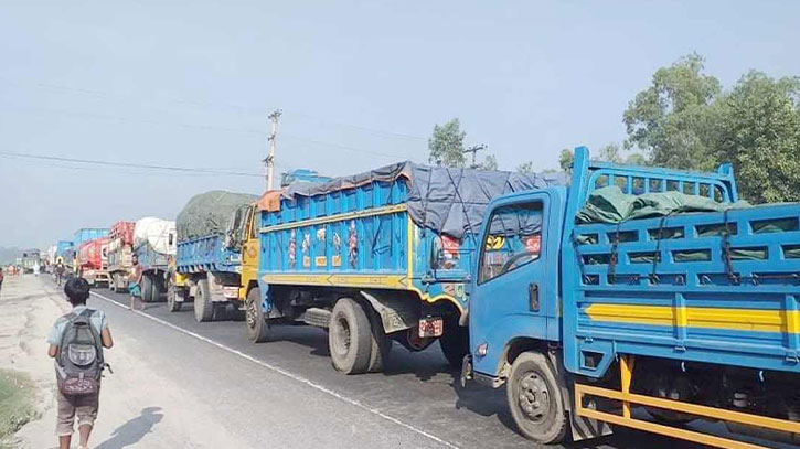 ঢাকা-টাঙ্গাইল মহাসড়কে দীর্ঘ যানজট