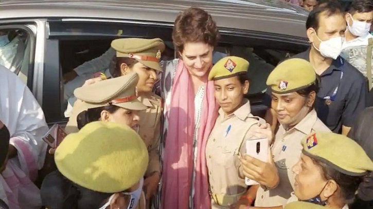 প্রিয়াঙ্কা গান্ধী’র সংগে সেলফি তোলায় শাস্তির মুখে নারী পুলিশ! প্রিয়াঙ্কা গান্ধী’র সংগে সেলফি তোলায় শাস্তির মুখে নারী পুলিশ!