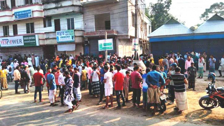 দিনে-দুপুরে কিশোরীকে গলাকেটে ‘হত্যা’, বেরিয়ে গেছে কিশোরের নাড়িভুঁড়ি দিনে-দুপুরে কিশোরীকে গলাকেটে ‘হত্যা’, বেরিয়ে গেছে কিশোরের নাড়িভুঁড়ি