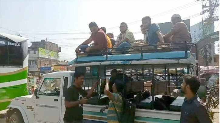 ধর্মঘটে আটকা পর্যটকরা, সড়কের চাপ আকাশে