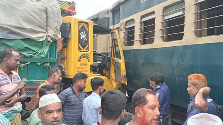 পাবনা-রাজশাহী রুটে ট্রেন চলাচল স্বাভাবিক পাবনা-রাজশাহী রুটে ট্রেন চলাচল স্বাভাবিক