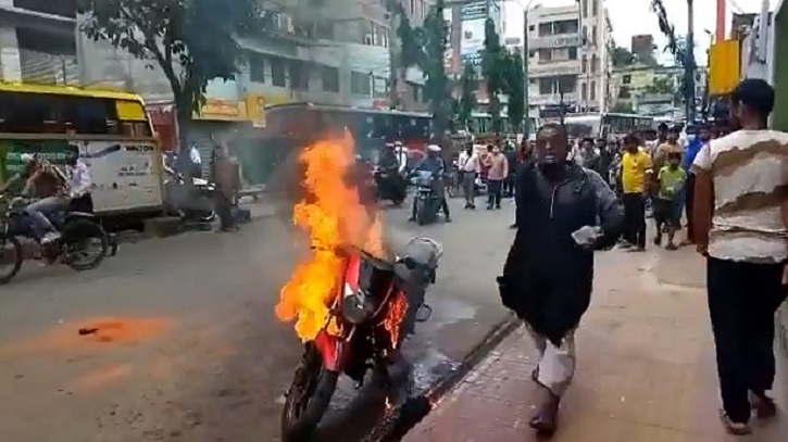 মামলা দেওয়ায় নিজের মোটরসাইকেল পুড়িয়ে দিলেন সাংবাদিক মামলা দেওয়ায় নিজের মোটরসাইকেল পুড়িয়ে দিলেন সাংবাদিক