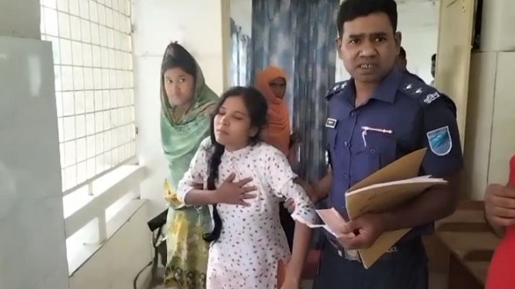 স্বামীর গোপন অঙ্গ কেটে থানায় হাজির স্ত্রী স্বামীর গোপন অঙ্গ কেটে থানায় হাজির স্ত্রী