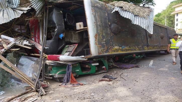রাঙ্গামাটিতে সড়ক দুর্ঘটনায় আহত ২০ রাঙ্গামাটিতে সড়ক দুর্ঘটনায় আহত ২০