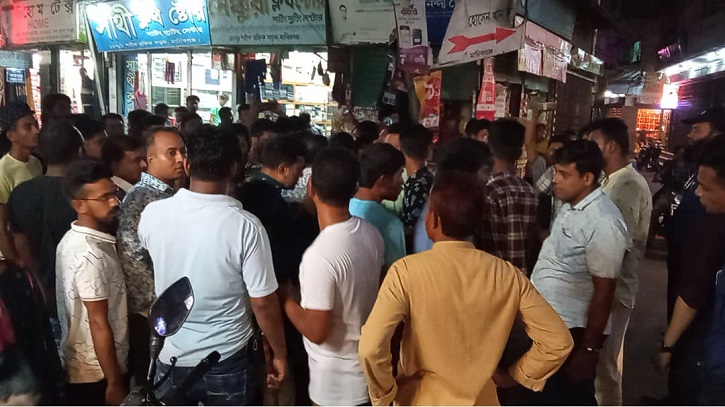 ইউপি চেয়ারম্যানকে চড়-থাপ্পড়, যুবলীগের আহবায়ক থানায় ইউপি চেয়ারম্যানকে চড়-থাপ্পড়, যুবলীগের আহবায়ক থানায়