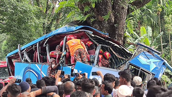 বাস নিয়ন্ত্রণ হারিয়ে গাছের সঙ্গে ধাক্কা, নিহত ১০, আহত ২০