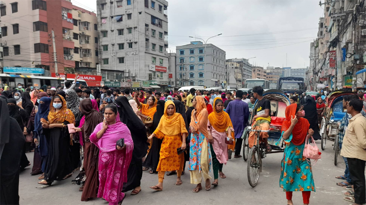 দ্রব্যমূল্যে বৃদ্ধি ও বেতন বাড়ানোর দাবিতে পোশাক শ্রমিকদের বিক্ষোভ