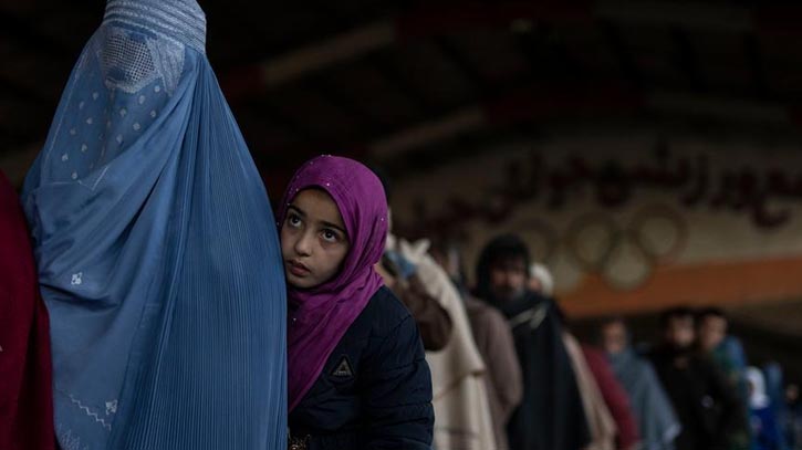 তালেবান সরকারের নির্দেশ, আফগান নারীরা মুখ খুলে বের হলেই গ্রেফতার