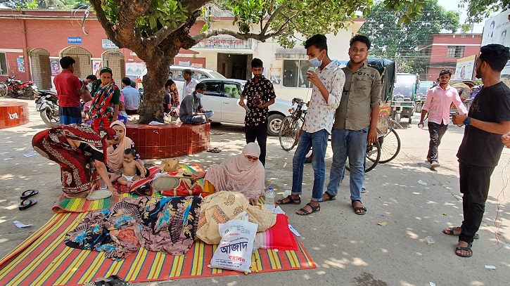 হাসপাতালে জায়গা নেই, গাছতলায় চিকিৎসা নিচ্ছেন ডায়রিয়া রোগীরা