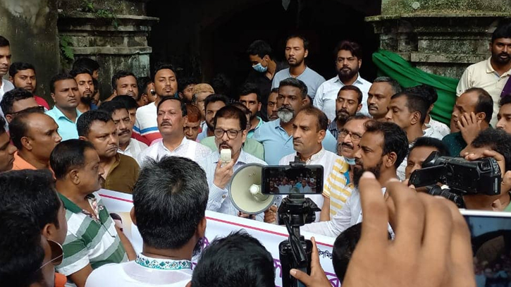 পুলিশি বাধা উপেক্ষা করে মানিকগঞ্জে বিএনপির বিক্ষোভ সমাবেশ পুলিশি বাধা উপেক্ষা করে মানিকগঞ্জে বিএনপির বিক্ষোভ সমাবেশ