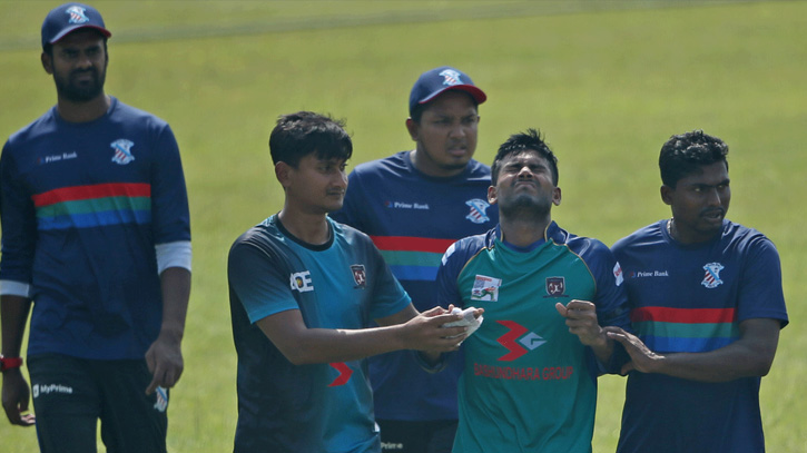 শ্রীলঙ্কা সিরিজের আগে টাইগারদের বিপদে ফেললেন মিরাজ