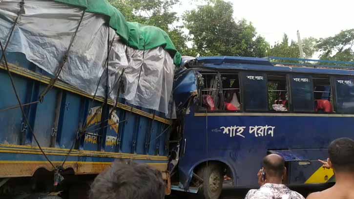 নেত্রকোনায় বাস-ট্রাক মুখোমুখি সংঘর্ষে নিহত ২, আহত ১০