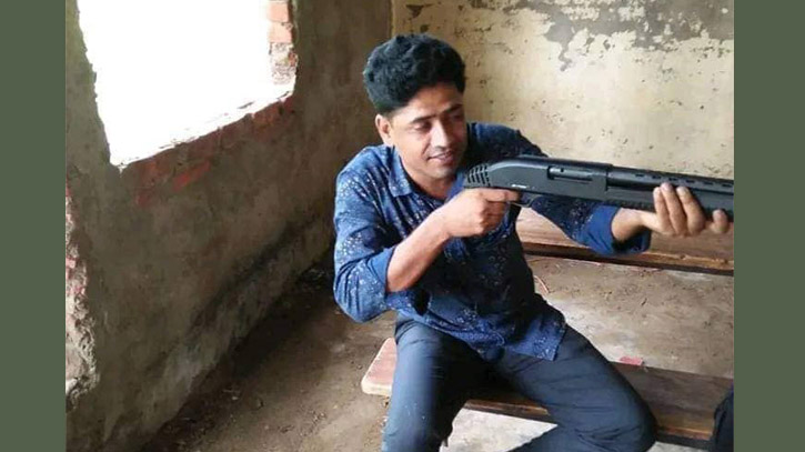নোয়াখালীতে অস্ত্র হাতে যুবলীগ নেতার ছবি ভাইরাল নোয়াখালীতে অস্ত্র হাতে যুবলীগ নেতার ছবি ভাইরাল