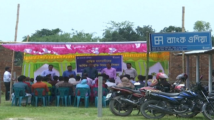 কৃষিপণ্যের উদ্ভাবনী হাট-কৃষককেন্দ্র, এক আঙিনায় মিলছে সকল সেবা