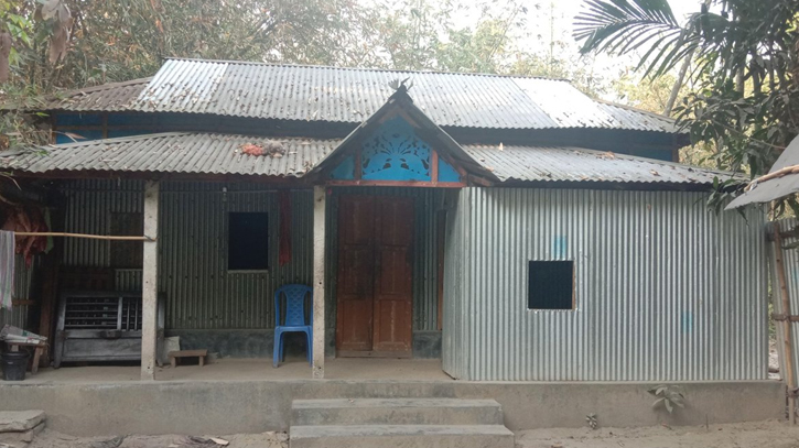 ১৭ বছরের নাতনিকে ধর্ষণের অভিযোগে নানা গ্রেফতার ১৭ বছরের নাতনিকে ধর্ষণের অভিযোগে নানা গ্রেফতার