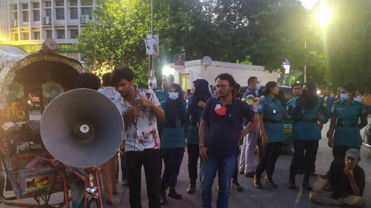 আবারও উত্তপ্ত শাহবাগ, তেলের দাম না কমালে তীব্র আন্দোলনের ঘোষণা আবারও উত্তপ্ত শাহবাগ, তেলের দাম না কমালে তীব্র আন্দোলনের ঘোষণা