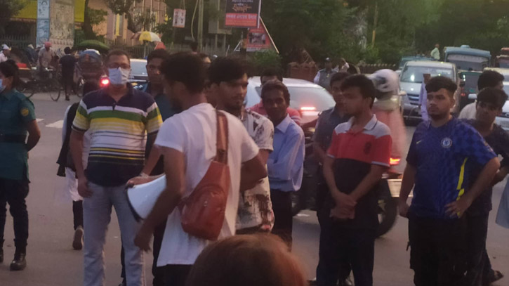 শাহবাগ মোড় ছেড়ে জাদুঘরের সামনে অবস্থান আন্দোলনকারীদের শাহবাগ মোড় ছেড়ে জাদুঘরের সামনে অবস্থান আন্দোলনকারীদের