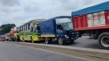 প্রায় ১০ কিলোমিটার যানজট ঢাকা-চট্টগ্রাম মহাসড়কে