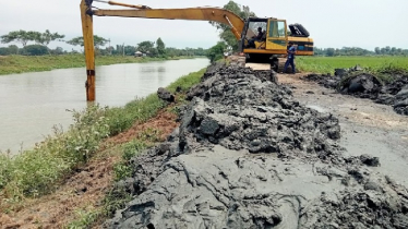 খালের মাটি তুলে পাড়েই রাস্তা নির্মাণ, টিকবে তো? 