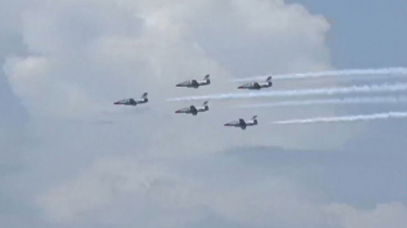 বিমান বাহিনীর মহড়ায় লাল সবুজের পতাকা উড়লো পদ্মার বুকে