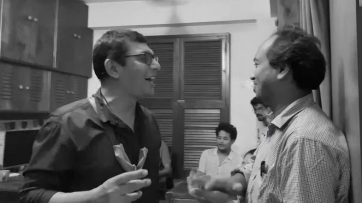 এবার ‘সাদা সাদা কালা কালা’ গানের তালে নাচলেন চঞ্চল চৌধুরী (ভিডিও) এবার ‘সাদা সাদা কালা কালা’ গানের তালে নাচলেন চঞ্চল চৌধুরী (ভিডিও)