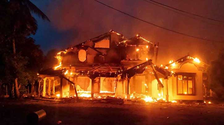 বিক্ষোভে উত্তাল শ্রীলঙ্কা: জ্বলছে প্রধানমন্ত্রী, এমপি-মন্ত্রীদের বাড়ি-গাড়ি