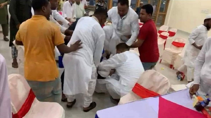 ইফতার পার্টিতে আ.লীগ নেতাকে লাথি মারলেন বদি ইফতার পার্টিতে আ.লীগ নেতাকে লাথি মারলেন বদি