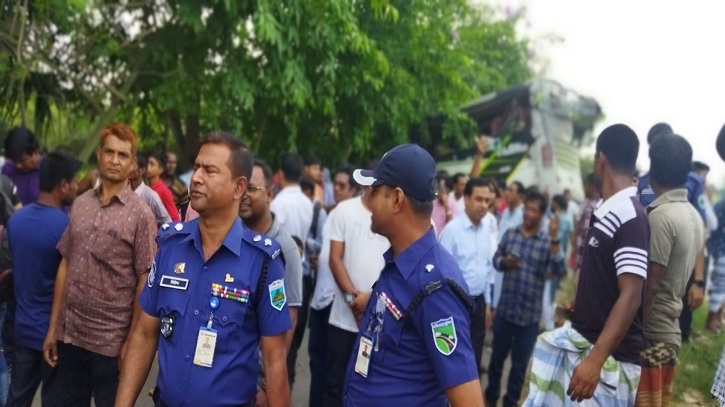 নাটোরে বাস-ট্রাকের ত্রিমুখী সংঘর্ষে নিহতের সংখ্যা বেড়ে ৭ (ভিডিও) নাটোরে বাস-ট্রাকের ত্রিমুখী সংঘর্ষে নিহতের সংখ্যা বেড়ে ৭ (ভিডিও)