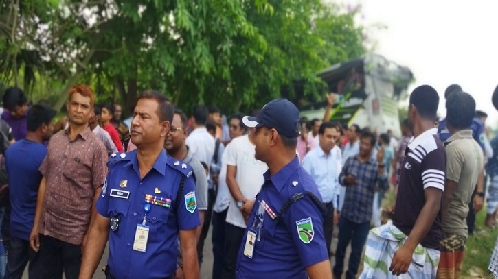 নাটোরে বাস-ট্রাকের ত্রিমুখী সংঘর্ষে নিহতের সংখ্যা বেড়ে ৭ (ভিডিও)