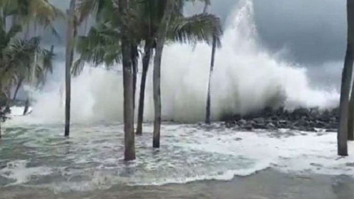 দুর্বল হয়ে মধ্যরাতে আঘাত অশনির, ভারি বৃষ্টিপাতের শঙ্কা