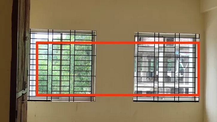 ছাত্রী হলের জানালায় স্বচ্ছ কাঁচ, নেই পর্দা টানানোর ব্যবস্থাও ছাত্রী হলের জানালায় স্বচ্ছ কাঁচ, নেই পর্দা টানানোর ব্যবস্থাও