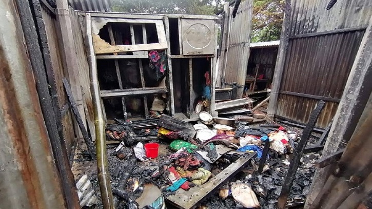 এক বাড়ির সাত ঘর ভস্মীভূত, বৃদ্ধা মায়ের মৃত্যু এক বাড়ির সাত ঘর ভস্মীভূত, বৃদ্ধা মায়ের মৃত্যু