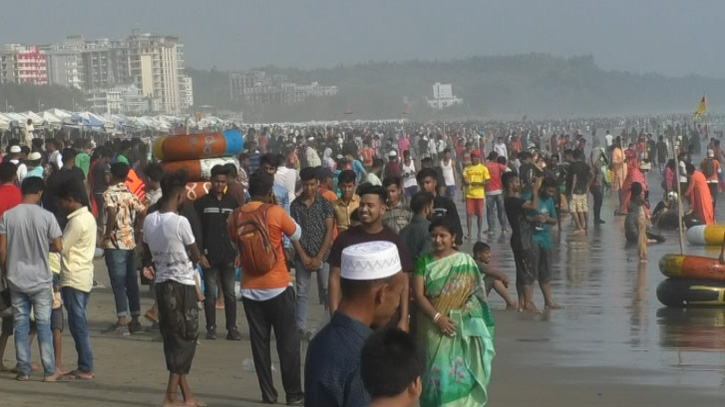 ঈদের চতুর্থদিনেও পর্যটকে পরিপূর্ণ কক্সবাজার সমুদ্র সৈকত