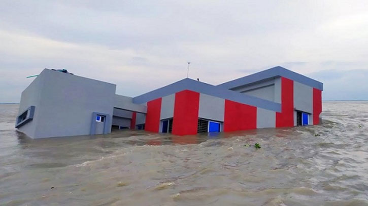 বন্যায় সাড়ে ৫ হাজার শিক্ষাপ্রতিষ্ঠান বন্ধ বন্যায় সাড়ে ৫ হাজার শিক্ষাপ্রতিষ্ঠান বন্ধ