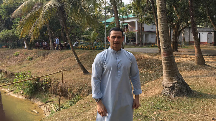 Tayt kiygan semiz ayol shahvoniy raqsga tushmoqda