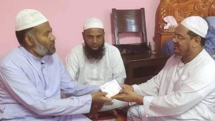 কমিউনিস্ট নেতা যোগ দিলেন চরমোনাই পীরের দলে কমিউনিস্ট নেতা যোগ দিলেন চরমোনাই পীরের দলে