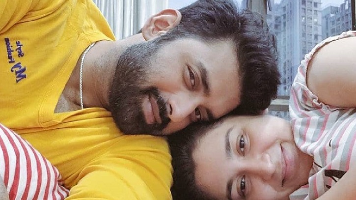 গাল চটকানো ঐন্দ্রিলাকে ফেরত চাইলেন অঙ্কুশ গাল চটকানো ঐন্দ্রিলাকে ফেরত চাইলেন অঙ্কুশ