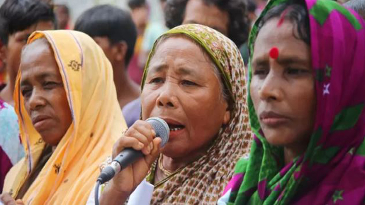 চা-শ্রমিকদের কর্মবিরতি প্রত্যাহার, কাজে ফিরছেন ১২০ টাকা বেতনেই চা-শ্রমিকদের কর্মবিরতি প্রত্যাহার, কাজে ফিরছেন ১২০ টাকা বেতনেই