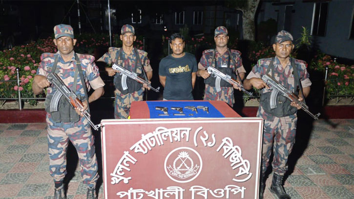 শার্শা সীমান্তে পৃথক অভিযানে অস্ত্র, ম্যাগজিন ও গুলিসহ আটক ১ শার্শা সীমান্তে পৃথক অভিযানে অস্ত্র, ম্যাগজিন ও গুলিসহ আটক ১