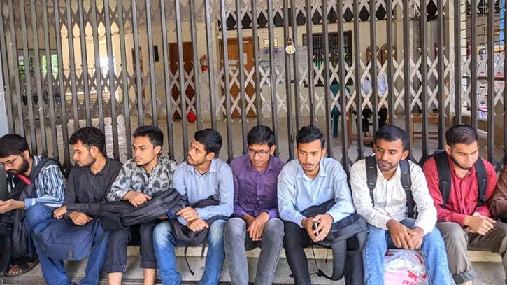 ভিসির আশ্বাসে সিভিল ইঞ্জিনিয়ারিং বিভাগের আন্দোলন স্থগিত ভিসির আশ্বাসে সিভিল ইঞ্জিনিয়ারিং বিভাগের আন্দোলন স্থগিত