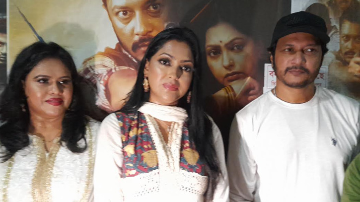 বীরত্ব দেখতে ফরিদপুরের হলে চিত্রনায়িকা নিপুণ ও নায়ক ইমন বীরত্ব দেখতে ফরিদপুরের হলে চিত্রনায়িকা নিপুণ ও নায়ক ইমন