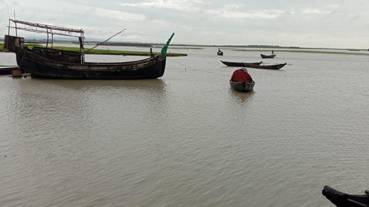 ঘূর্ণিঝড় সিত্রাংয়ের প্রভাবে সোনাগাজীর চরাঞ্চলে বাড়ছে পানি