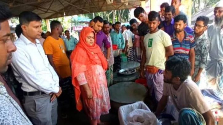 প্রণোদনা আসেনি, পেটের দায়ে ঝুঁকি নিয়ে ইলিশ আহরণে জেলেরা