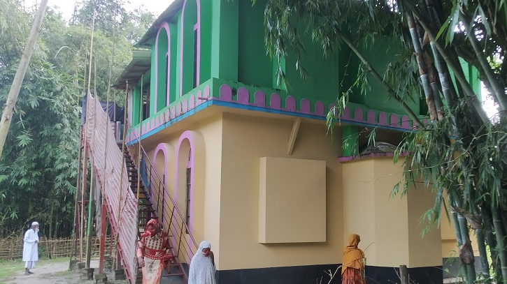 বাংলাদেশের যে মসজিদে নারী-পুরুষ এক জামাতে নামাজ পড়েন বাংলাদেশের যে মসজিদে নারী-পুরুষ এক জামাতে নামাজ পড়েন