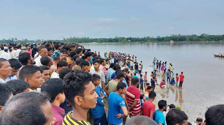 উৎসবের যাত্রা রূপ নিল শেষ যাত্রায়, শোকার্ত দেশ উৎসবের যাত্রা রূপ নিল শেষ যাত্রায়, শোকার্ত দেশ