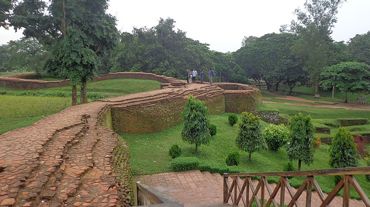 প্রাচীন বাংলার রাজধানী পুন্ড্রনগরে একদিন প্রাচীন বাংলার রাজধানী পুন্ড্রনগরে একদিন